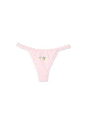 Tanga rosa claro con encaje en los bordes, con un pequeño texto bordado "juicy lover" y un gráfico de un limón en el centro delantero.