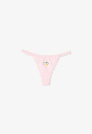 Hellrosa, spitzenbesetzter Tanga mit kleinem, besticktem Text "juicy lover" und einer Zitronengrafik in der Mitte vorne.