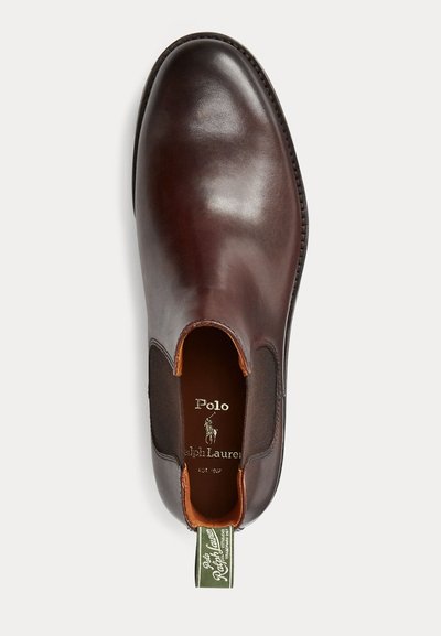 Bruine leren Chelsea slip-on laars met elastische zijpanelen en een groene stoffen trekstrook met Polo Ralph Lauren-logo.