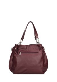 Bolso de piel burdeos con un diseño informal, que cuenta con un bolsillo delantero con cremallera y herrajes en tono plateado. Asa doble para llevar.