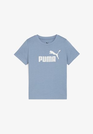 Lichtblauwe t-shirt met een ronde hals, voorzien van een wit Puma-logo en tekst op de voorkant. Eenvoudig en casual ontwerp.