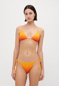 Dviejų dalių bikini, kuriame yra gradientinis dizainas nuo geltonos iki oranžinės, pagamintas iš raukiniais audinio, su plonomis petnešomis ir virvėmis rišamais šortais.