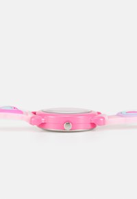 Reloj rosa con caja redonda, lente transparente y correa de silicona con acentos de colores. El diseño es moderno con una textura suave.