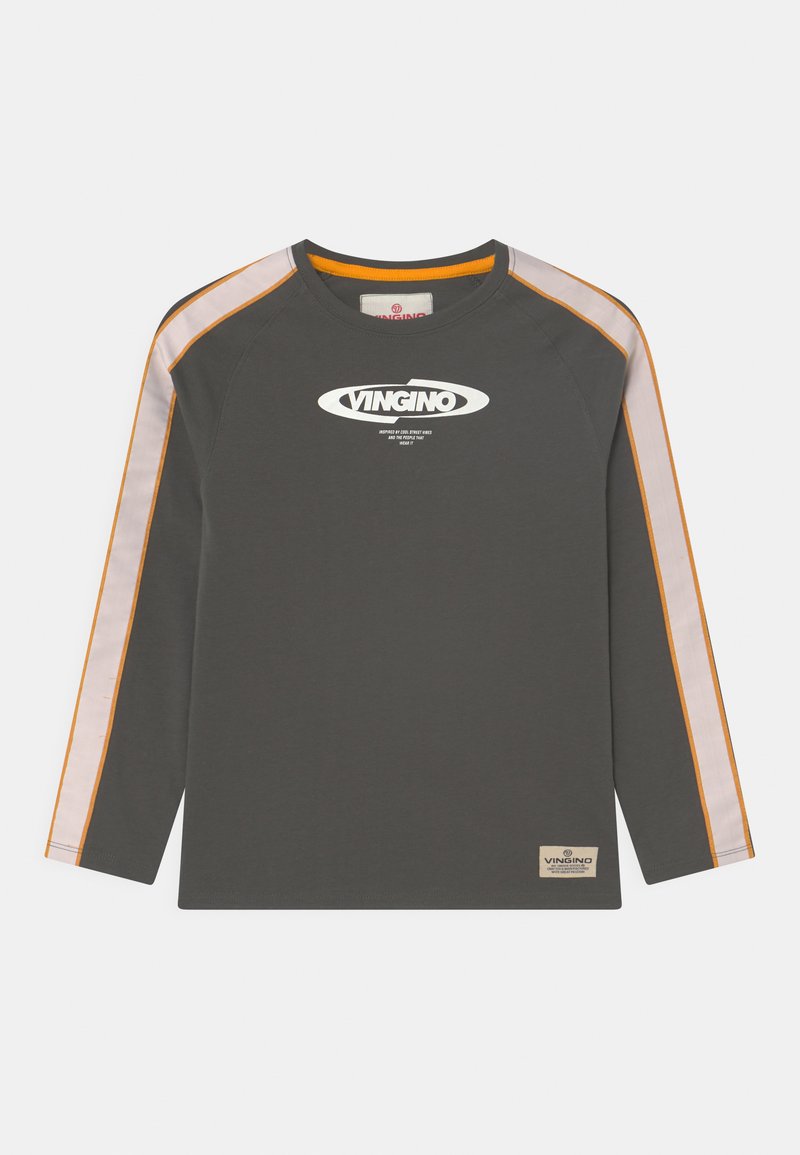 Camisola de manga longa cinza com um logótipo branco, riscas contrastantes em laranja e rosa nos ombros, e um pequeno rótulo da marca na bainha.