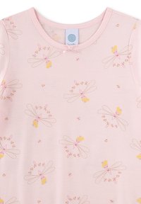 Hellrosa Baumwoll-T-Shirt mit wiederholtem Libellen- und Blumenmuster. Rundhalsausschnitt mit kleinem Schleifendetail und einem Etikett am Nacken.