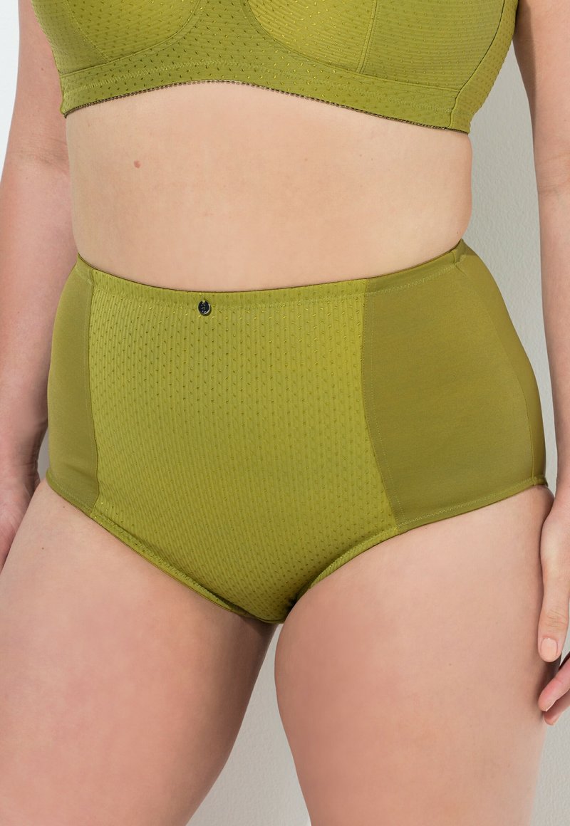 Mutandine verdi a vita alta realizzate in un tessuto lavorato a maglia, con lati lisci e un piccolo bottone decorativo nero sul davanti.