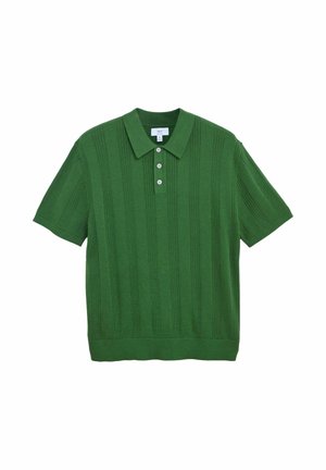 Tricou polo verde cu mâneci scurte, tricotat, cu dungi verticale texturate și trei nasturi albi pe plachetă.