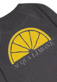 Grå sweatshirt med en stor gul citronklyfta grafik och texten "ACQUA LIMONE" i ett enkelt teckensnitt under.