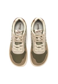 Zapatos deportivos en verde oliva y beige, con materiales de malla y ante, que presentan cordones beige y una marca en la lengua.