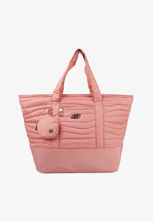Bolsa de tote acolchada en color rosa con dos asas resistentes, un bolsillo frontal con cremallera y un neceser redondo extraíble con un logo. Textura de tela suave.