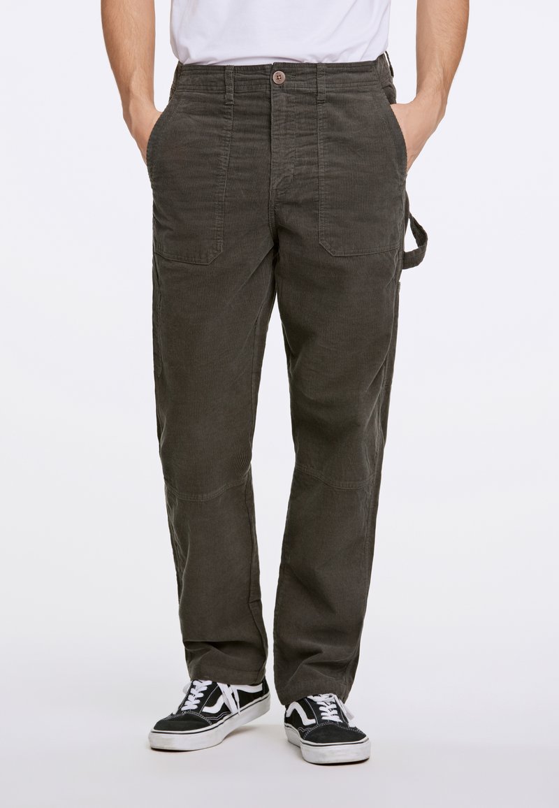 Cargo-broek in donkergroen corduroy met een rechte pasvorm, voorzien van twee voorzakken, achterzakken en een knoopsluiting.