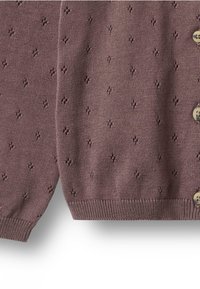 Cárdigan de punto color malva con pequeños patrones de ojales, puños y dobladillo acanalados, y botones beige en la parte delantera.