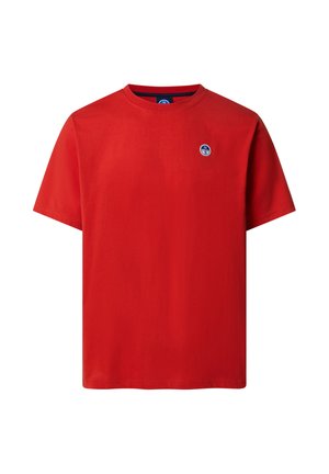 Camiseta roja de manga corta y cuello redondo con un pequeño logo circular azul y blanco de una brújula en el pecho izquierdo.