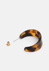 Boucles d'oreilles en forme de cerceau en écaille de tortue, fabriquées en résine, avec un support et une attache en métal doré. Texture lisse avec une finition brillante.