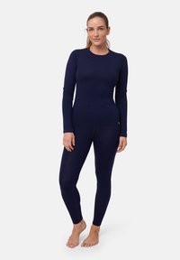 Maglietta termica a maniche lunghe in blu navy e leggings, texture a coste, design aderente, tessuto leggero, adatta per il layering o per l'abbigliamento attivo.