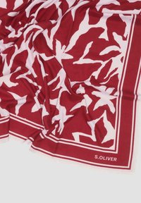 Rode en witte sjaal met een bladerenpatroon, zacht materiaal en een gladde textuur, met een witte rand en een 'S. OLIVER' label in de hoek.