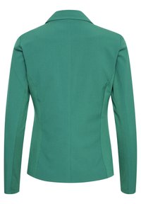 Blazer verde ajustado con cuello de pico, corte estructurado y mangas largas. La tela es suave con una textura sutil. La vista trasera muestra líneas limpias.