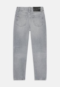 Grå denimjeans med rak benvidd. Har en slät yta, fem fickor och en midjebandetikett i svart läder.
