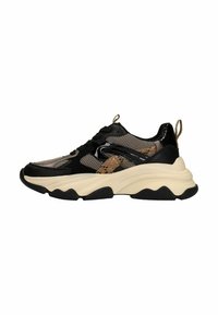 Zwarte en tan sneaker van mesh en suède materiaal, met een chunky zool, getextureerde accenten en een uitgesproken profielpatroon. Voorzien van een trekhaak.