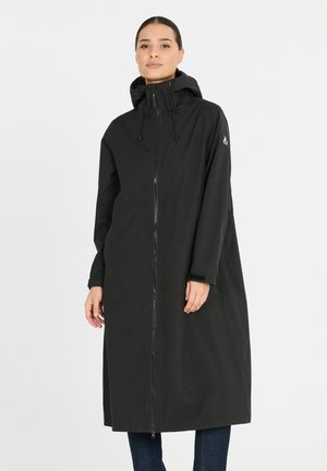 Long manteau noir avec fermeture éclair à l'avant, capuche et manches longues. Fabriqué en tissu lisse, avec un accent logo sur l'épaule gauche.