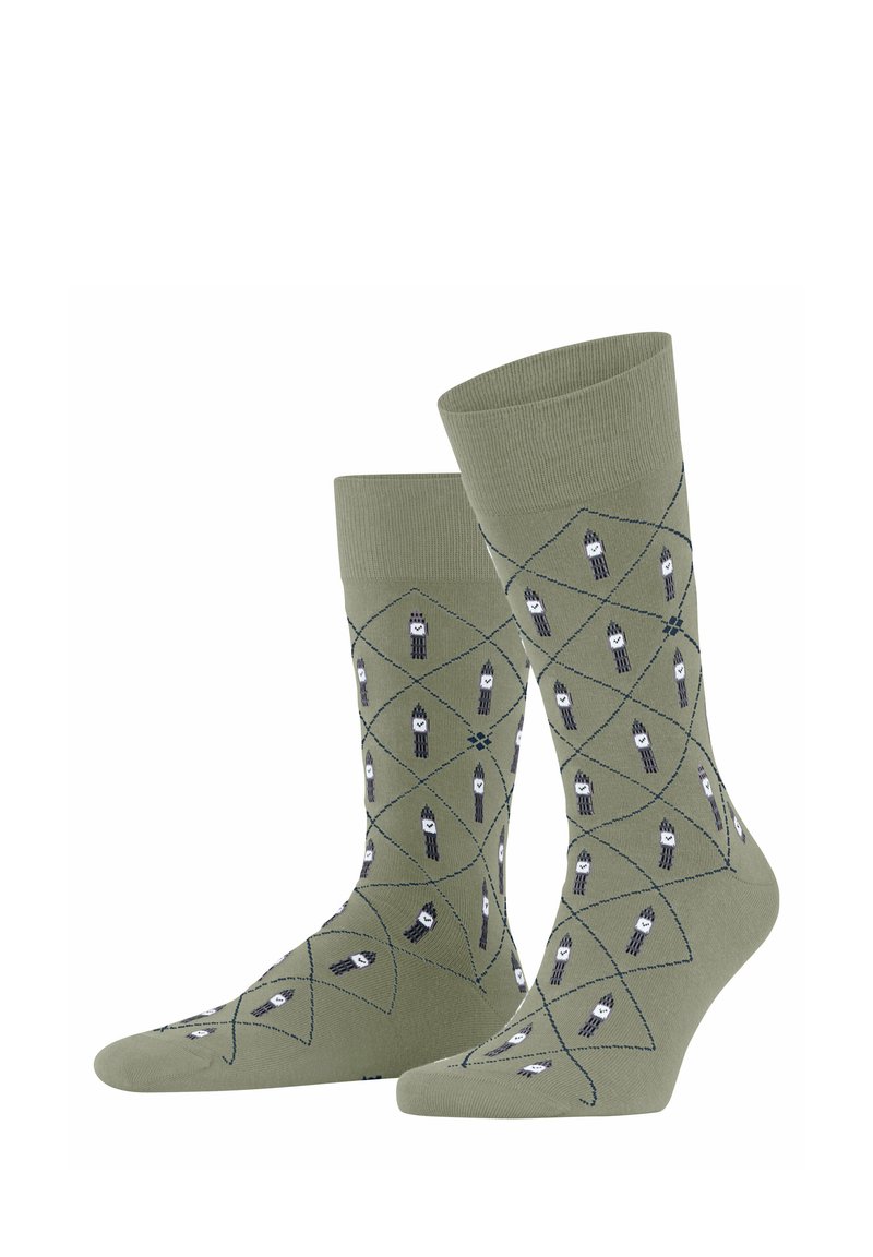 Olivgrüne Socken mit einem Rautenmuster in Marineblau und Weiß, die kleine Bleistiftzeichnungen zeigen. Stricktextur mit einem gerippten Bund.