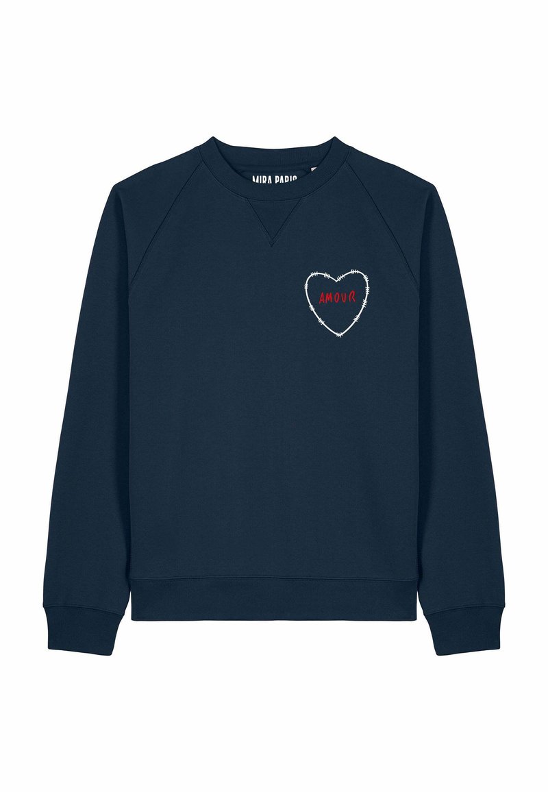 Felpa blu navy con scollo a girocollo, maniche raglan e un cuore bianco ricamato. All'interno del cuore c'è la parola "AMOUR" in rosso.