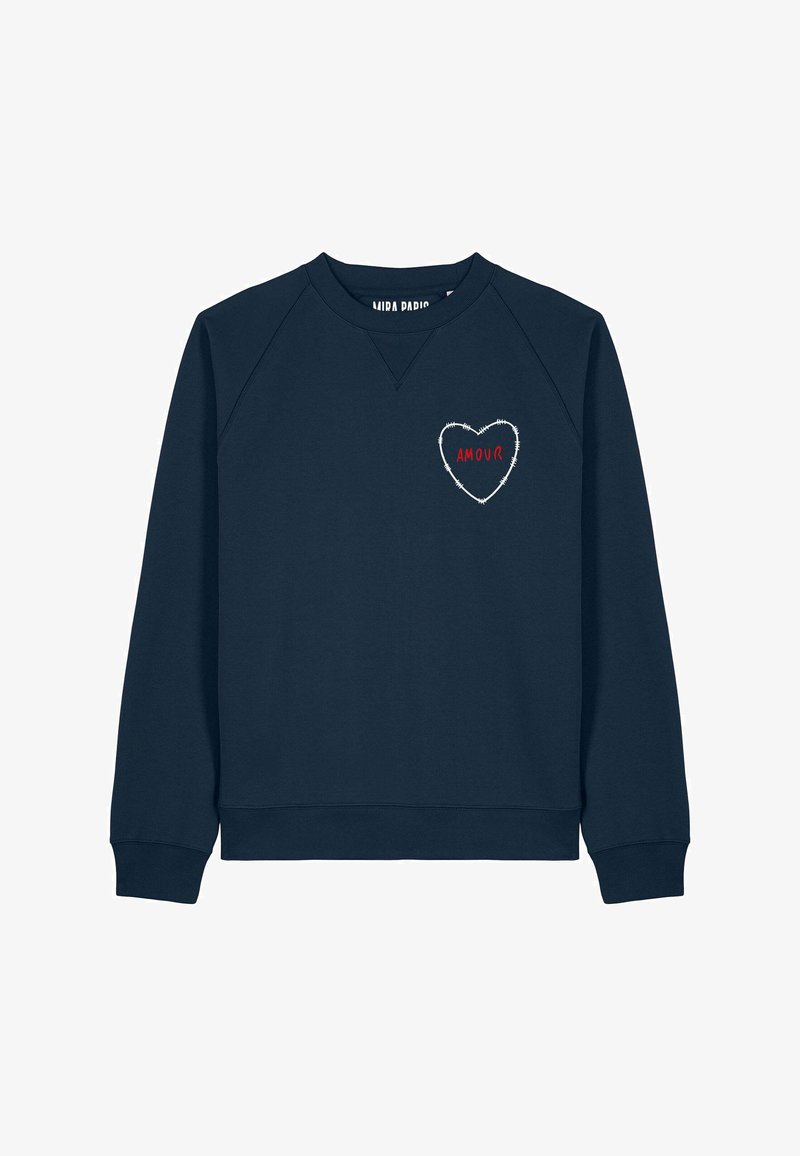 Felpa blu navy con scollo a girocollo, maniche raglan e un cuore bianco ricamato. All'interno del cuore c'è la parola "AMOUR" in rosso.