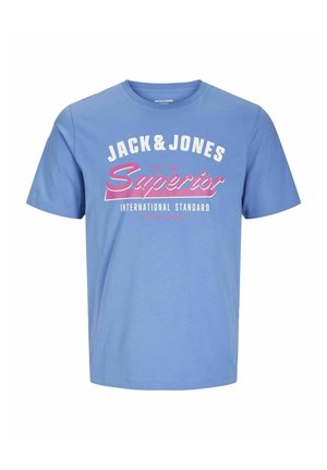 Blauwe katoenen T-shirt met korte mouwen. Heeft witte en roze tekst: "JACK & JONES Superior International Standard" over de voorkant.