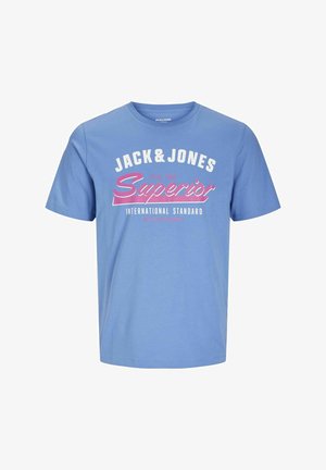 Blaues Baumwoll-T-Shirt mit kurzen Ärmeln. Auf der Vorderseite mit weißem und rosa Text: "JACK & JONES Superior International Standard".