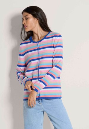 Gestreifter Cardigan in Pastellfarben, mit horizontalen Linien in Rosa, Blau und Grün, einem runden Ausschnitt und Knopfverschluss.