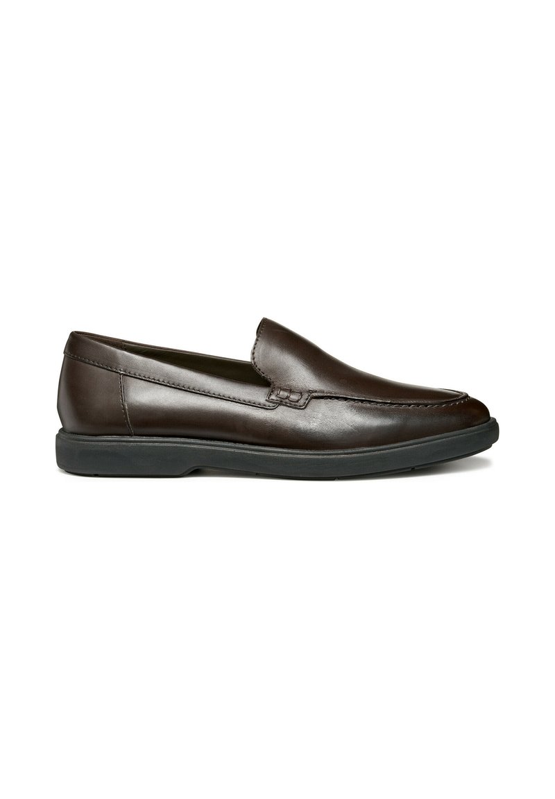 Scarpe slip-on in pelle marrone con punta arrotondata, dotate di cuciture in contrasto e suola flessibile in gomma nera. Texture liscia in tutto il prodotto.