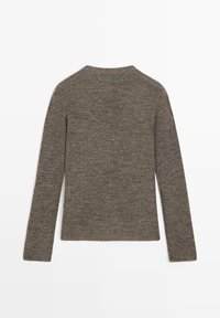Hnědý pletený svetr s dlouhými rukávy, kulatým výstřihem a strukturovaným povrchem. Jednoduchý design bez viditelných log nebo dekorativních prvků.