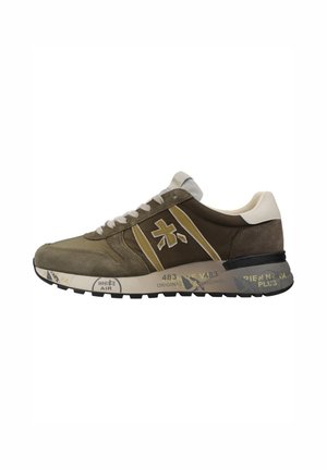 Sneaker basso verde oliva e beige con pannelli in camoscio, lacci bianchi, logo del marchio sul lato e testo stampato sulla suola.