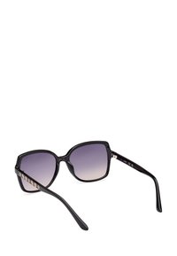 Gafas de sol negras con forma cuadrada, lentes degradados de morado oscuro a claro y detalles decorativos en los laterales.