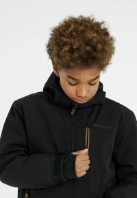 Schwarze Softshelljacke mit einem Reißverschlussfach, verstellbaren Bündchen und einer Kapuze. Hergestellt aus strapazierfähigem, wasserabweisendem Material.