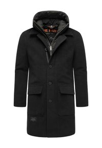 Fekete gyapjúkabát cipzárral ellátott belső réteggel, nagy kapucnival, két elülső zsebbel és gombos záródással. Az alsó elülső részen logó címke található.