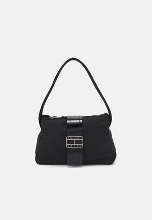 Schwarze Nylon-Handtasche in runder Form, mit einem flachen Tragegurt und einem glänzenden schwarzen Logo-Highlight. Glatte Textur und Reißverschluss.
