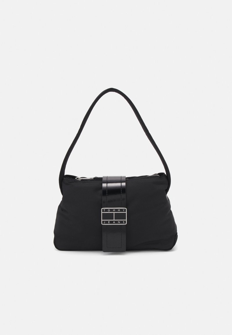 Sac à main noir en nylon avec une forme arrondie, doté d'une bandoulière plate et d'un accent logo noir brillant. Texture lisse et fermeture éclair.