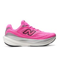 Chaussure de course New Balance rose vif avec logo noir, accents gris et semelle blanche épaisse et rembourrée, vue de profil.