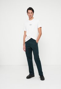 Calvin Klein Jeans MICRO MONOLOGO GRAPHIC - Apdrukāts T-krekls - brilliant white