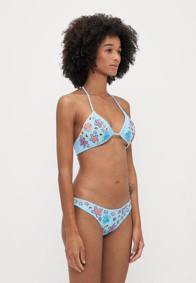 Bikini bleu clair comprenant un haut triangulaire et un bas taille basse, orné de motifs colorés de coquillages et d'étoiles de mer, fabriqué en tissu lisse.