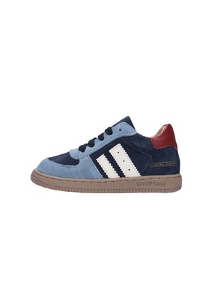 Lage kindersneaker met blauwe suède panelen, witte strepen, bruine zool en rood hieldetail, gelabeld "Limited Edition" en "Shoesme."