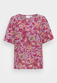 Camisa de manga curta em magenta vibrante com padrões de paisley e flores. O tecido apresenta uma textura suave e um design de corte relaxado.