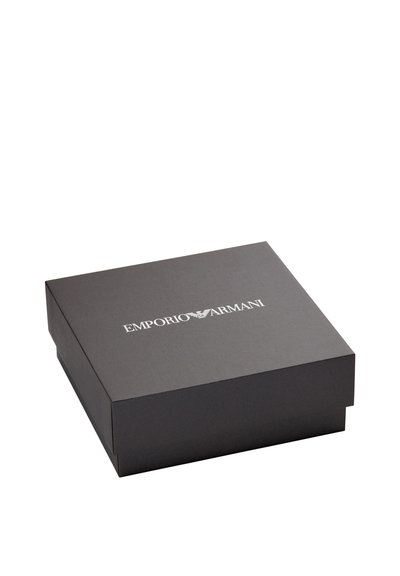 Boîte en carton noir avec une texture lisse. Présente un logo blanc « EMPORIO ARMANI » sur le dessus. Forme légèrement rectangulaire avec un couvercle.