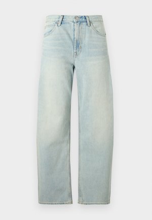 Jean taille haute bleu clair, coupe droite, avec bouton à l'avant et poches, présenté sur un fond blanc uni.