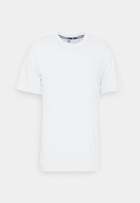 Camiseta blanca de manga corta hecha de tejido suave, con un cuello redondo y una sutil marca en los hombros. Sin patrones ni detalles.