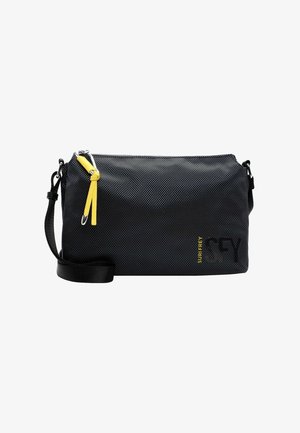 Borsa a spalla nera con texture, dettaglio cerniera gialla, tracolla regolabile e logo giallo. Design rettangolare elegante.