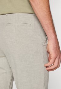 Selected Homme SLHSLIM ROBERT PANTS - Chino hlače - sand pattern/houndstooth