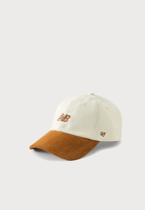 Baseballkappe mit weißer Krone und braunem Wildleder-Schild, vorne mit braunem New Balance-Logo und seitlich mit "’47" bestickt.