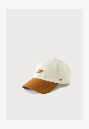 Baseballkappe mit weißer Krone und braunem Wildleder-Schild, vorne mit braunem New Balance-Logo und seitlich mit "’47" bestickt.